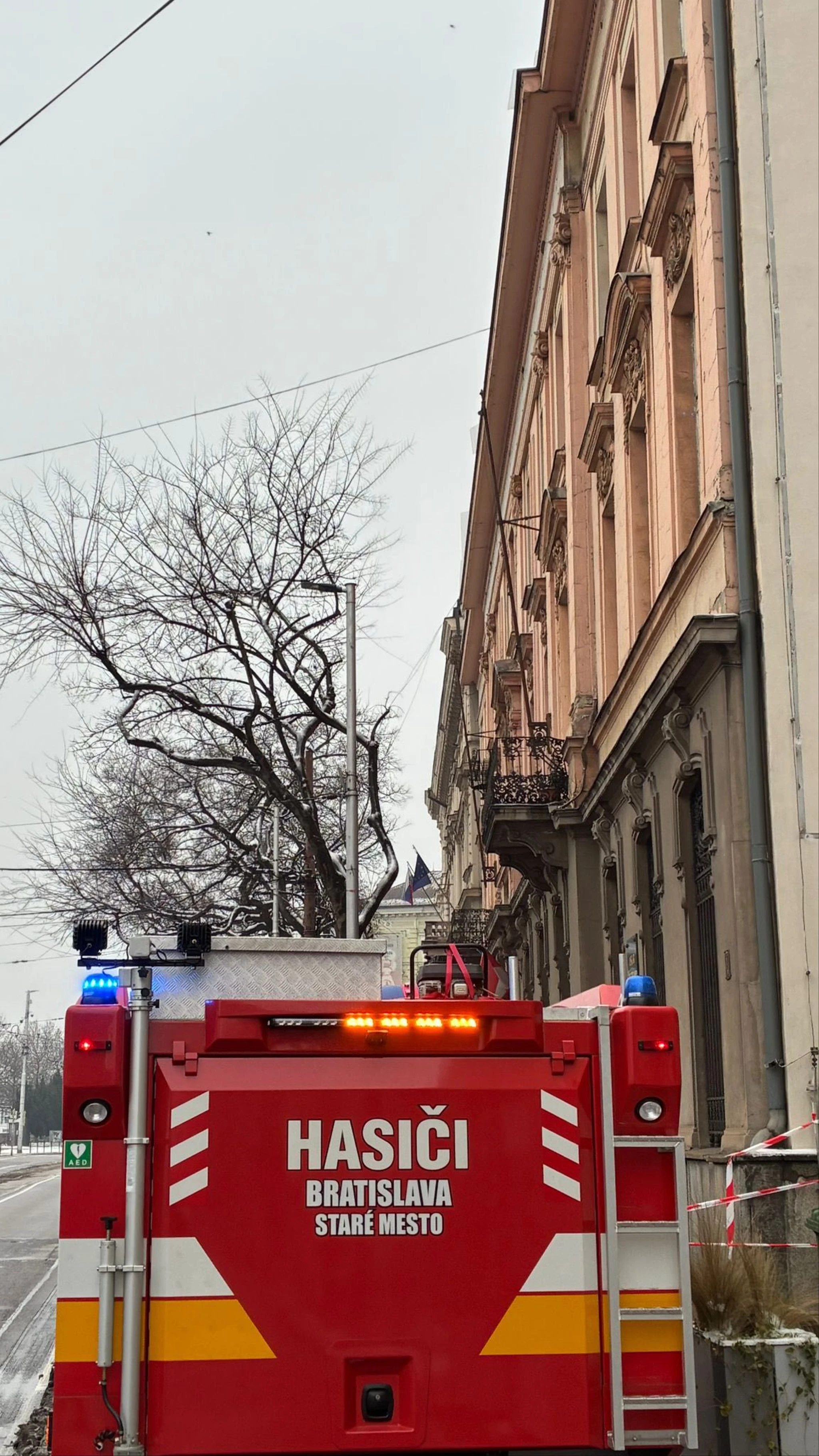 Dnešný výjazd - technický zásah - odstraňovanie ľadu zo strechy miestneho úradu Bratislava Staré Mesto