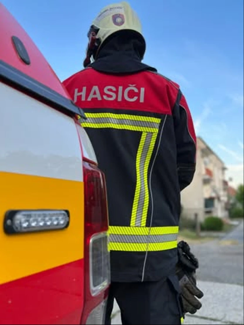 Svislé vizuální prvky ve verzi žlutá stříbrná žlutá a červené sedlo