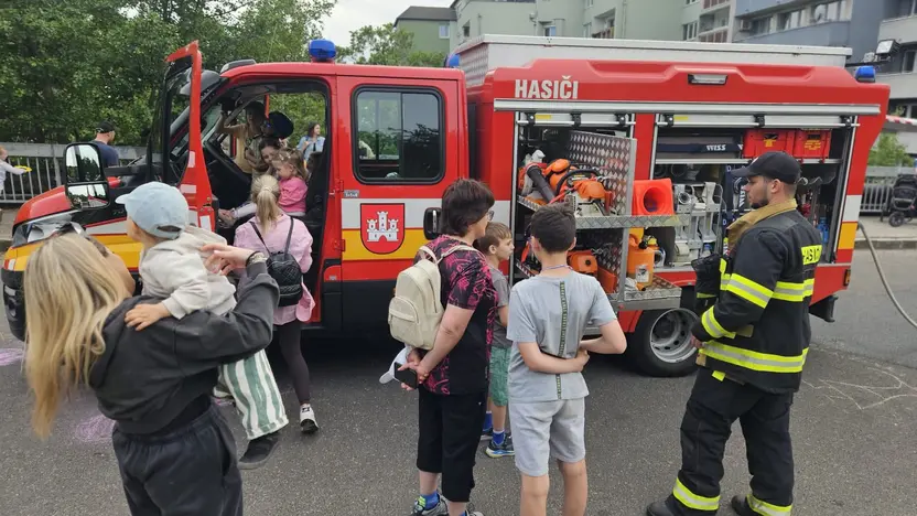 Naše ukážky pre tých najmilších ❤️🚒🧑‍🚒 Ukážky na MŠ Karadžičova, MŠ Jeséniova a na komunitnej akcii most pre všetkých.