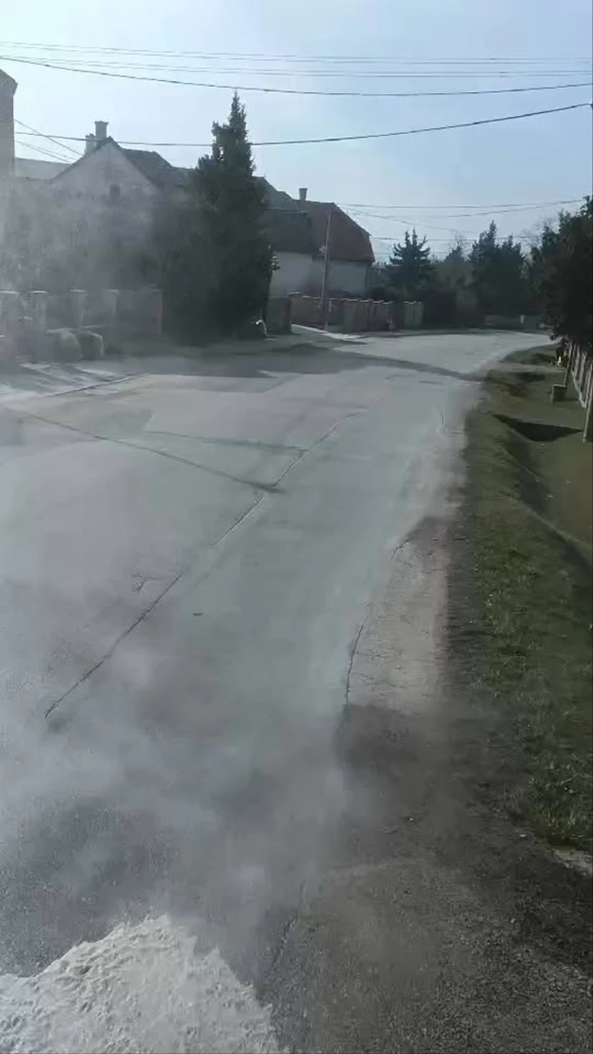V priebehu dnešného dňa naša 🚒 jednotka pomáhala s čistením obecných komunikácií a znižovaním vysokej prašnosti v našej obci.