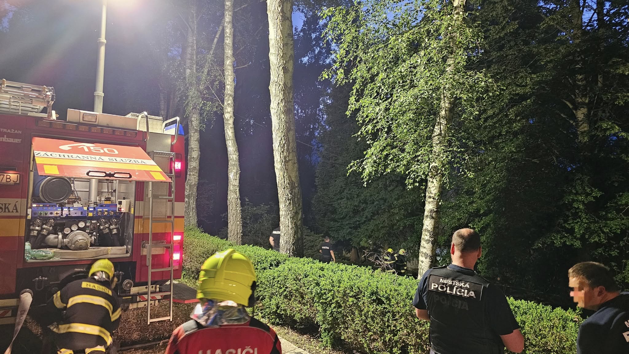 🚨V nedeľu 13.7.2025 vo večerných hodinách 🌃 nás KOS vyslalo ku požiaru 🔥 opustenej budovy v areáli starého Partizánskeho cintorína.